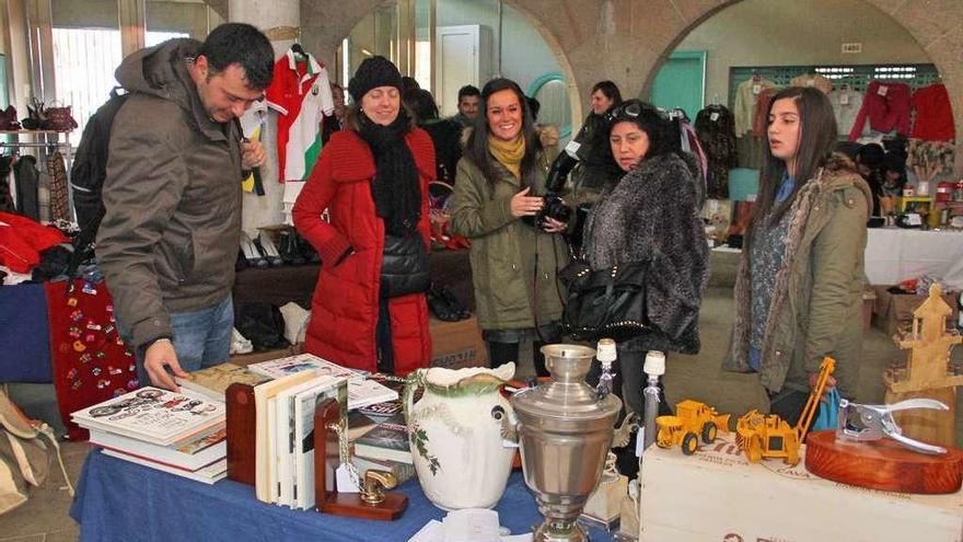 Un mercadillo solidario celebrado en Marín. // S.A.