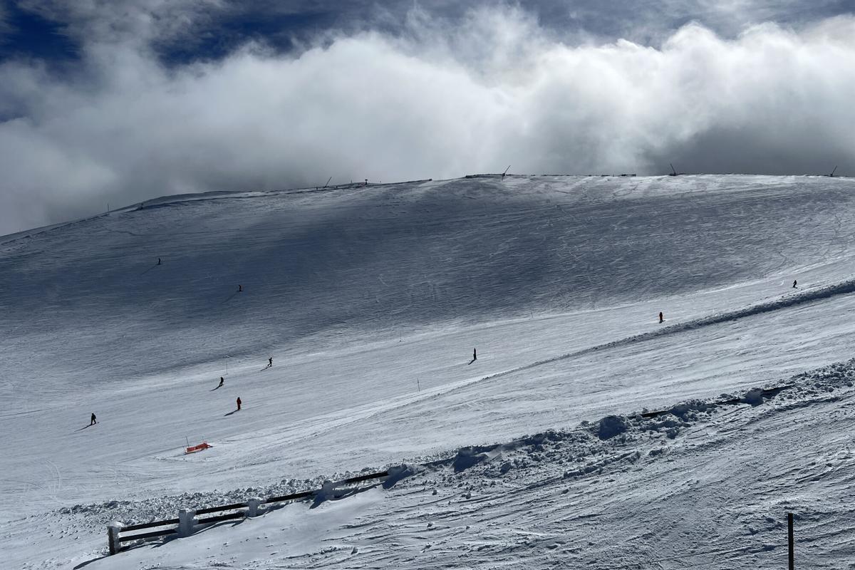 Paisatge totalment blanc per la neu que cobreix la zona de la Tosa d'Alp, amb esquiadors fent baixades per una pista de l'estació de La Molina (Cerdanya)
