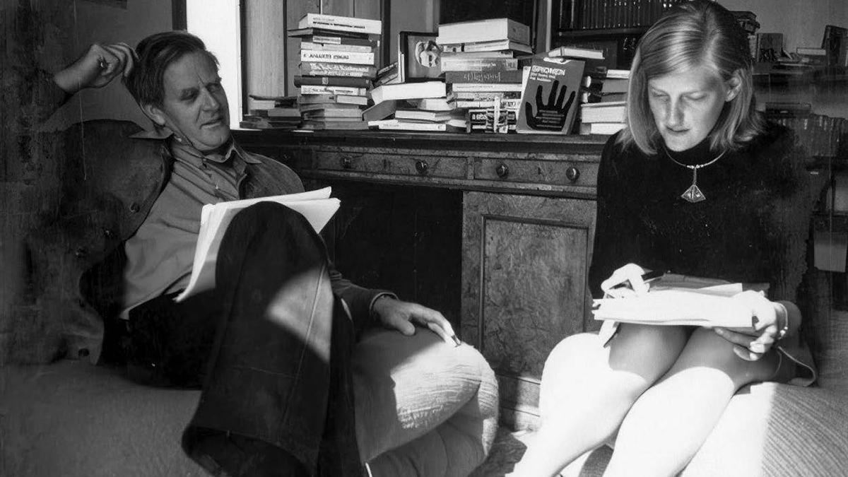 Le Carré y su segunda mujer, Valerie Jane Eusace, madre de Nick Cornwell, trabajando en 'El topo' en su casa de Cornualles, 1974.