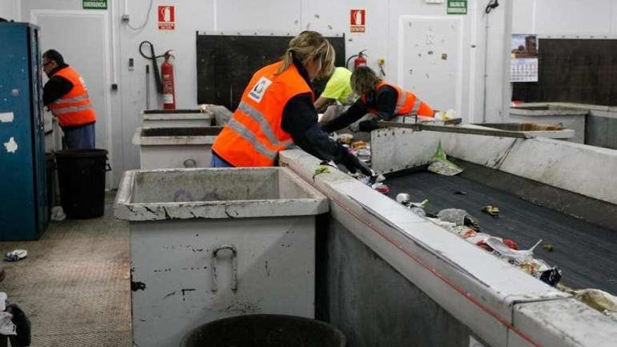 Trabajadores separan residuos en el CTR.