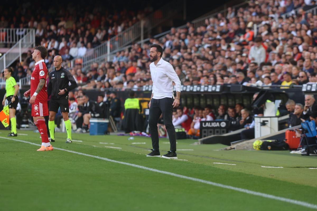 Carlos Corberán en el partido ante el Sevilla.