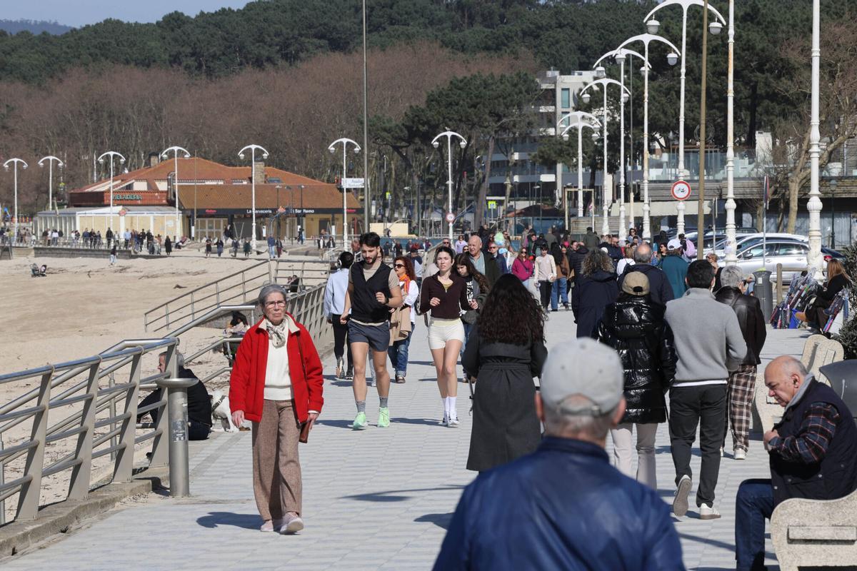 Vecinos y visitantes aprovechan la tregua de la lluvia para disfrutar de Samil.