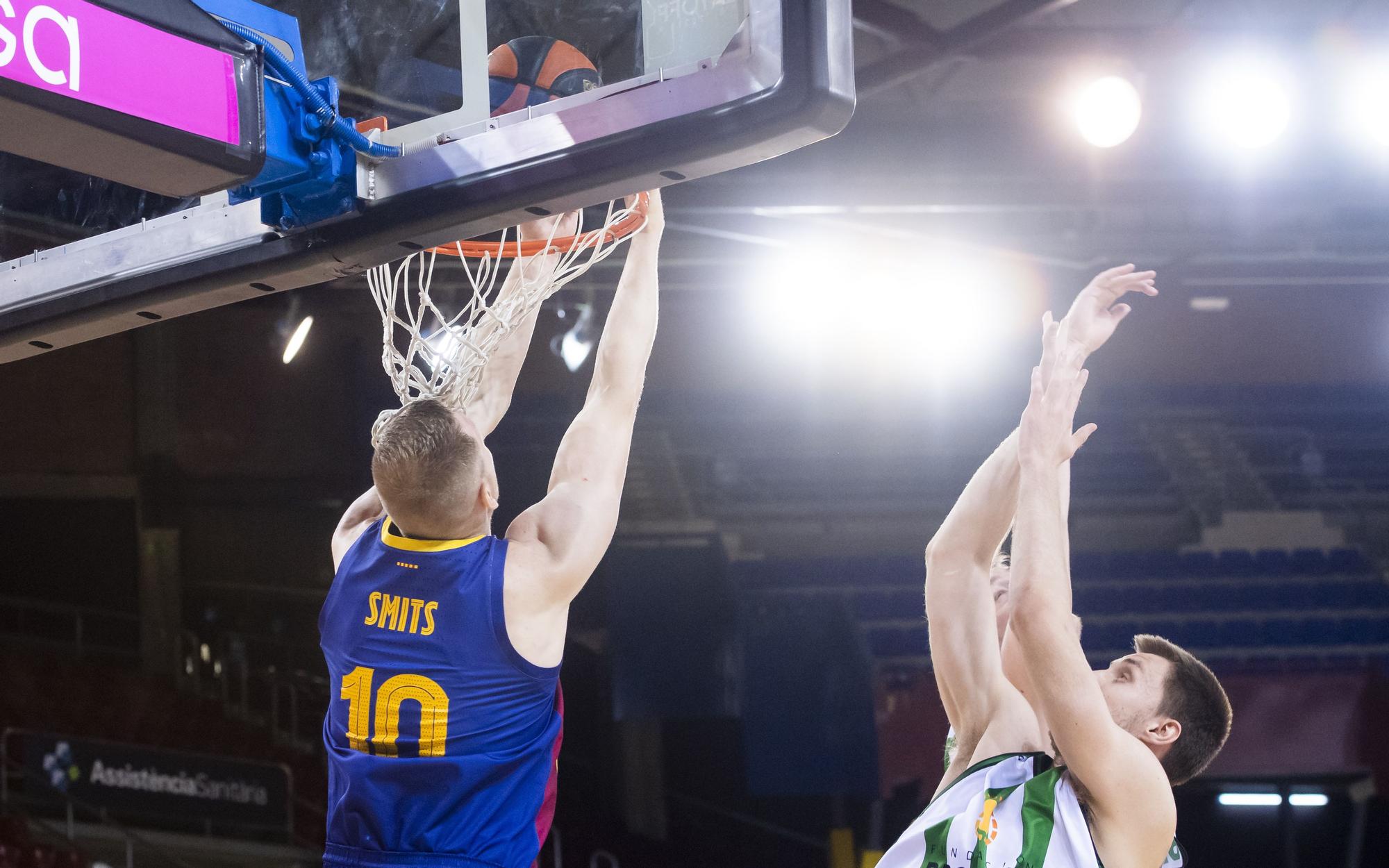 Smits anosta una canasta en el Palau Blaugrana ante el Joventut.