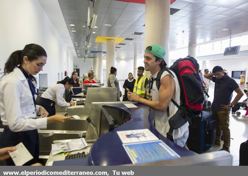 GALERÍA DE FOTOS -- Primer vuelo comercial en el aeropuerto de Castellón