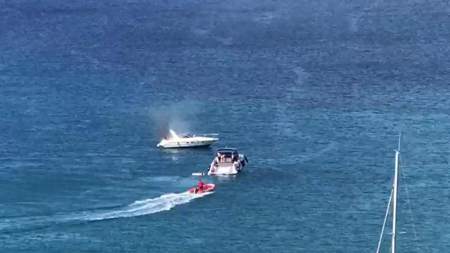 Yacht fängt bei Port Adriano Feuer