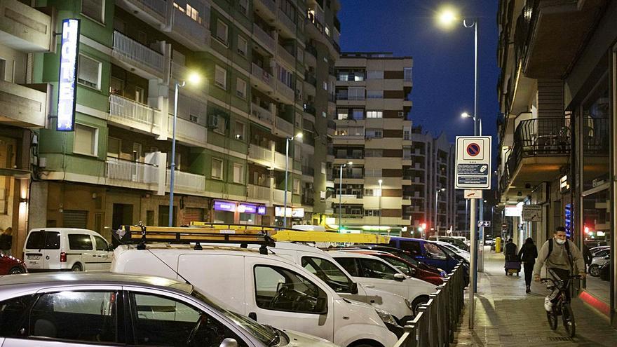 Tramo de la calle Académico Maravall con las luminarias nuevas, ayer por la tarde. | PERALES IBORRA