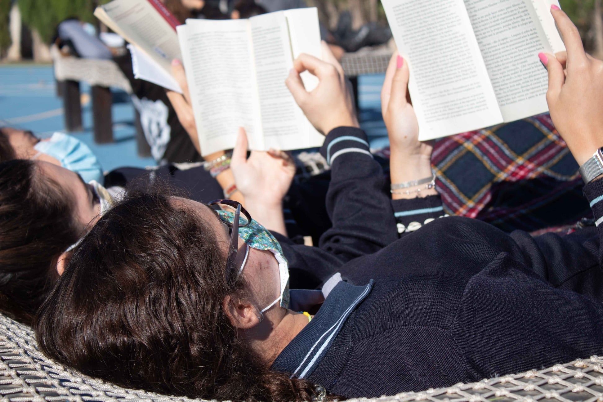 Lectura al aire libre  en el Newton College