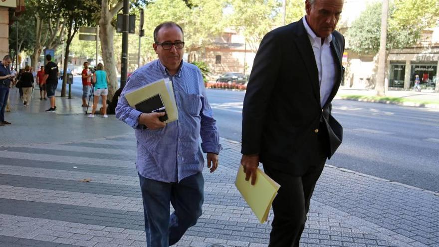 Carlos Veramendi, a su llegada al juzgado, junto a su abogado Fernando Mateas.
