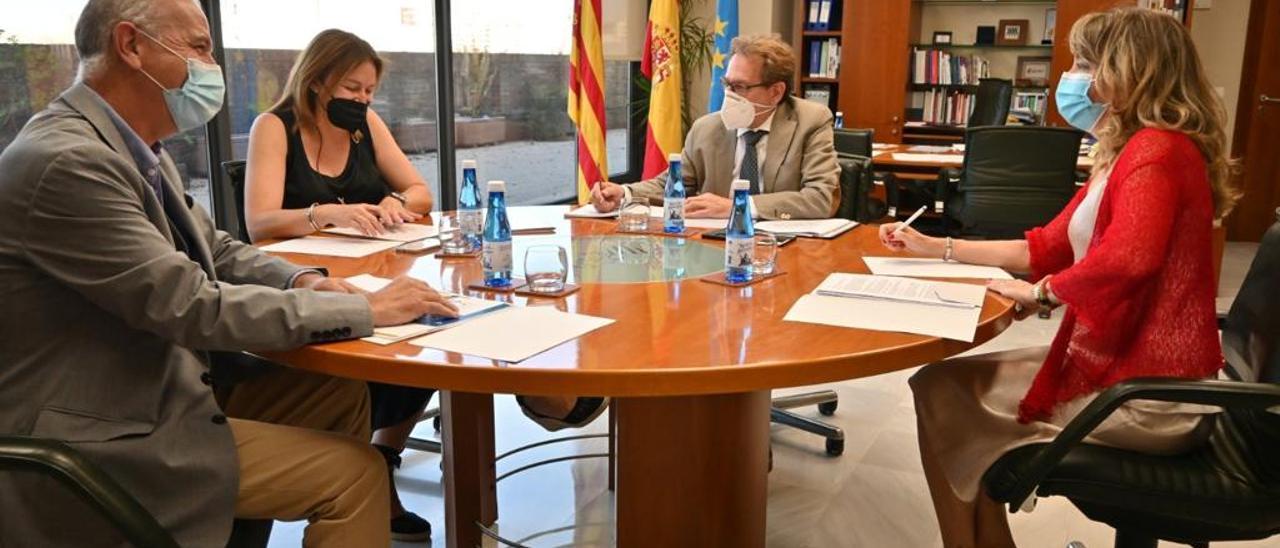 El conseller de Sanidad se reúne con la representación de los Colegios de Médicos de la Comunitat Valenciana.