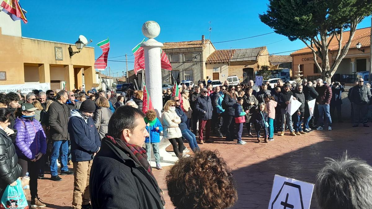 Concentración en Villardondiego contra las plantas de biogás en el Alfoz de Toro.