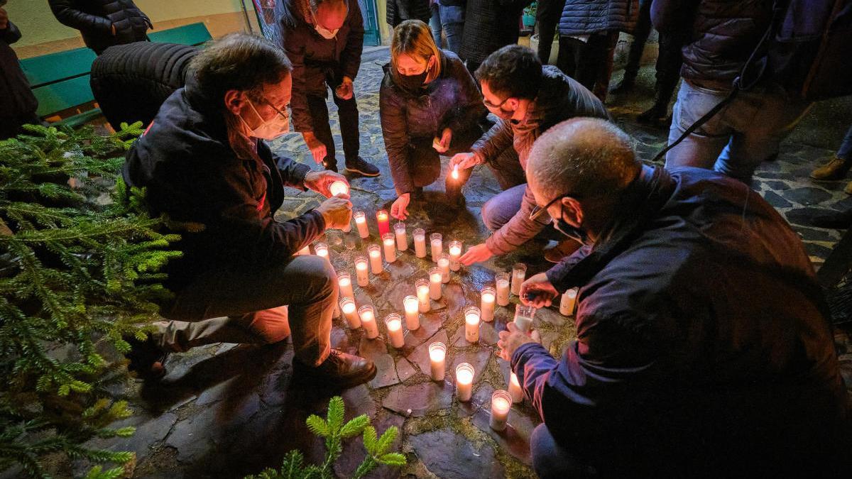 L&#039;encesa d&#039;espelmes per dibuixar el SOS del Culubret.