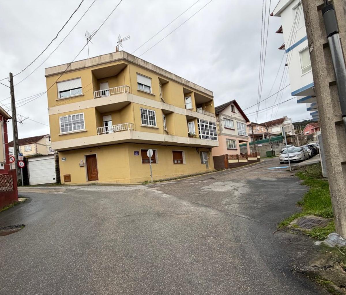 Un motorista pasando por Pedra Alta, con el entorno de las alcantarillas deteriorado. |  Santos Álvarez