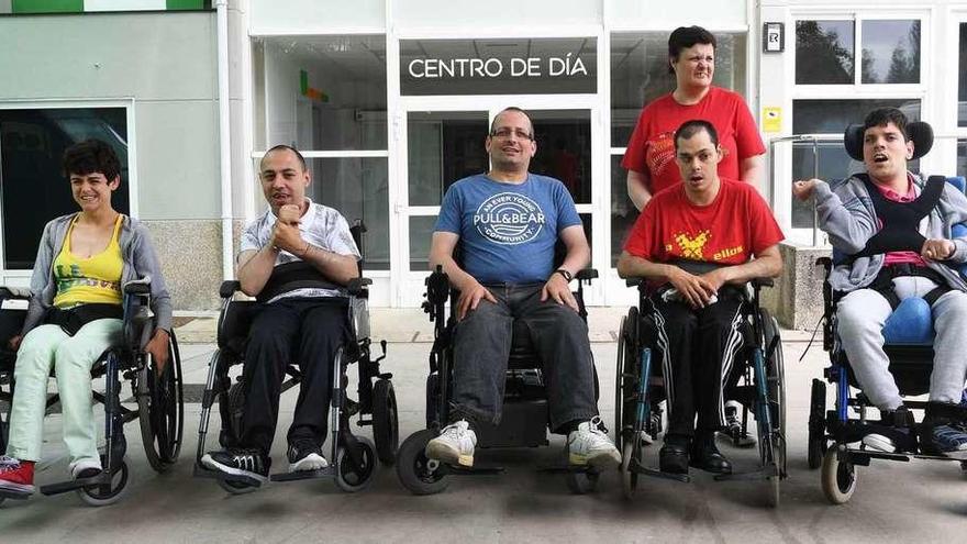 Jorge Liñares (c), ayer con compañeros de Aspace.