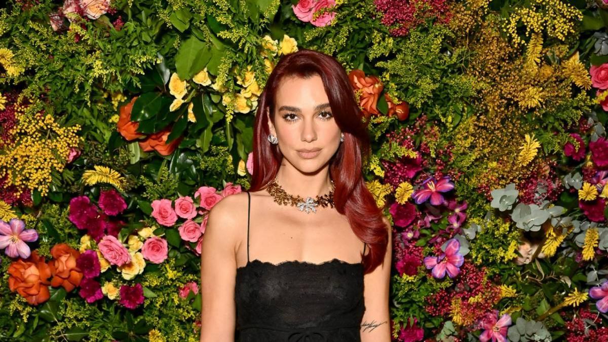 El motivo por el que Dua Lipa utiliza varios cambios de ropa en los eventos