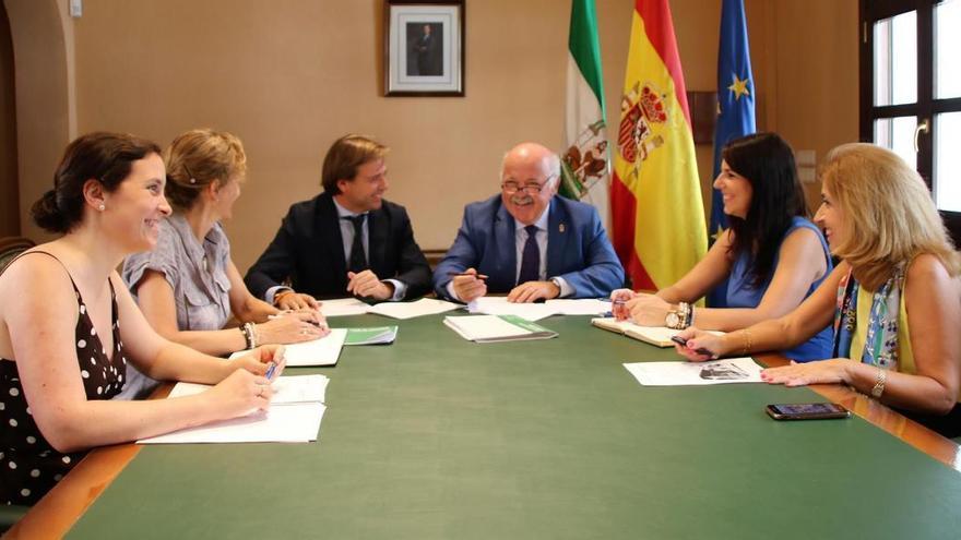 Aguirre asegura que el nuevo Gobierno andaluz ha aportado &quot;transparencia y eficacia&quot; a la sanidad