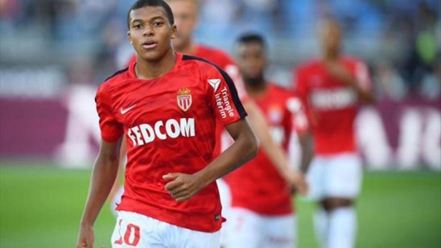 Mbappé, cedido al PSG con opción de compra de 180 millones