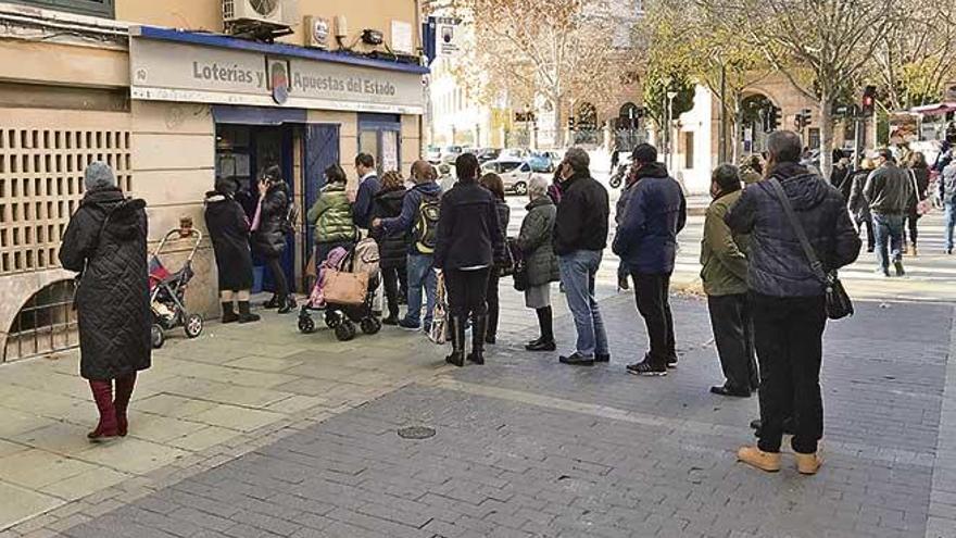 Ciudadanos hacen cola en Palma para comprar Lotería de ´El Niño´.