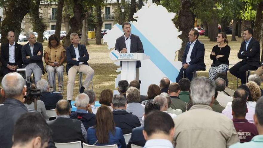 Feijóo, centro, ayer con sus conselleiros en Lugo.