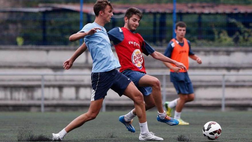 Una acción del primer entrenamiento del juvenil de Liga nacional, el jueves pasado en La Toba.