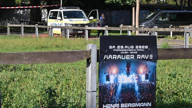 Agents de policia patrullen un carrer del centre d’Aarau, Suïssa, el 30 d’agost del 2026, després d’un tiroteig mortal.
