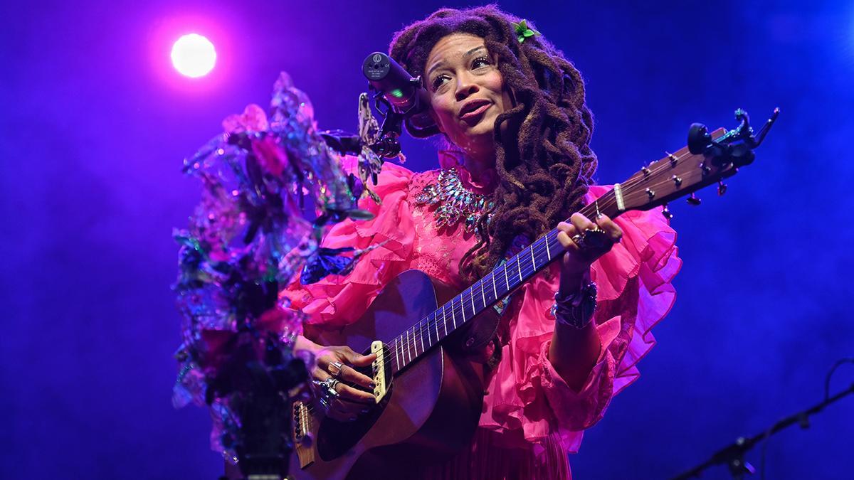 Festival Feroe, concierto de Valerie June en el Poble Espanyol