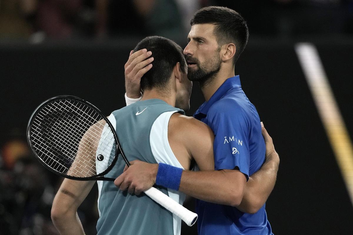 Alcaraz y Djokovic se abrazan tras su partido en Australia