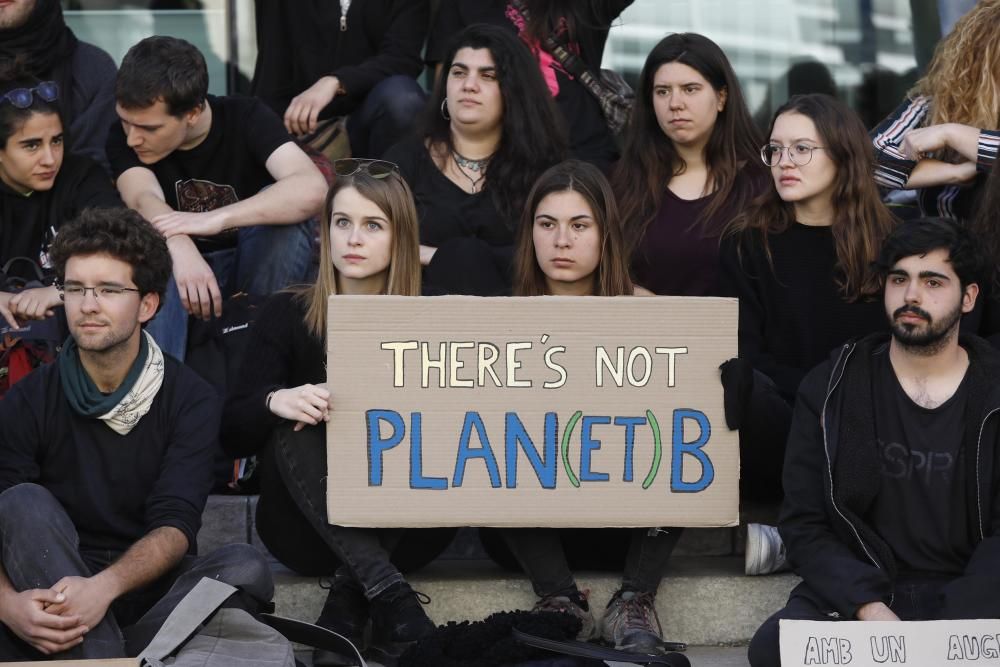 Concentració d''estudiants gironins contra el climàtic davant la seu de la Generalitat