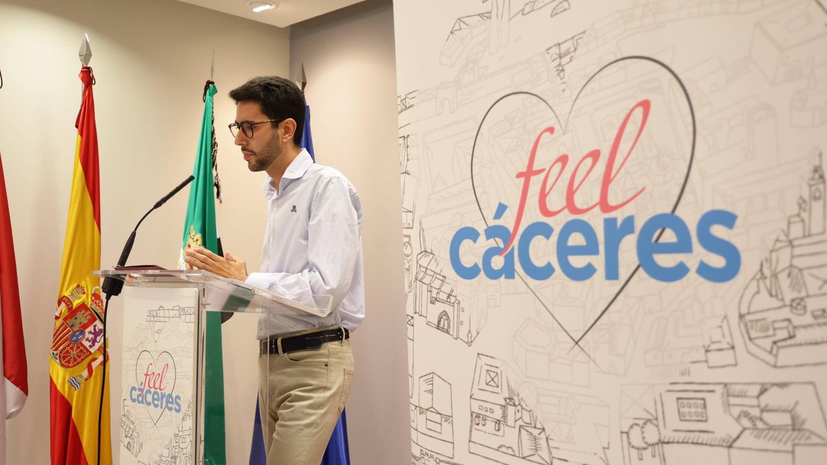 El concejal de Turismo, Ángel Orgaz, en la rueda de prensa para presentar los nuevos planos y folletos de Cáceres