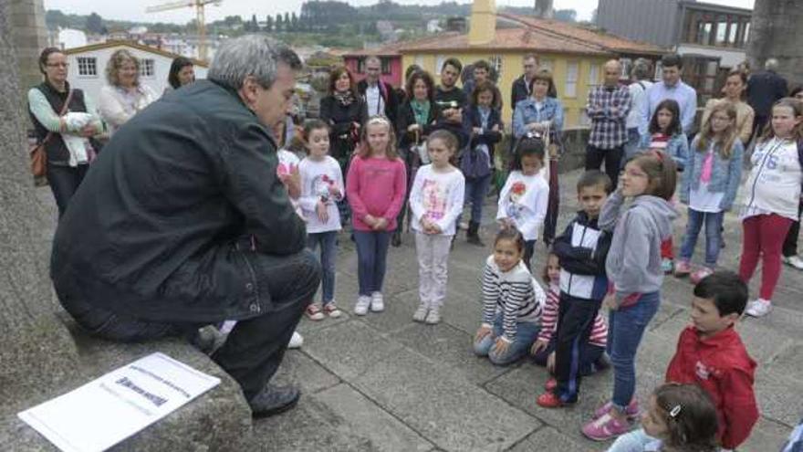 Niños con sus padres, en el casco histórico de Betanzos, en el inicio de su búsqueda del tesoro. / víctor echave