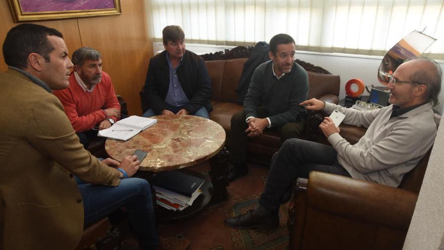 La reunión entre representantes del sector y el alcalde de Ribeira, Manuel Ruiz, esta mañana.