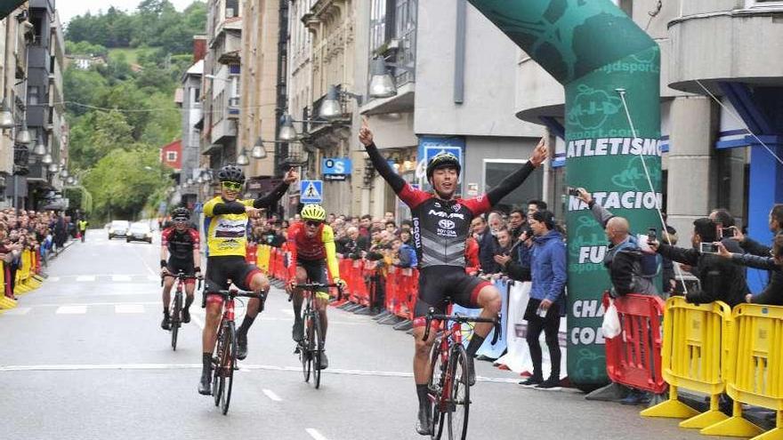 Jorge González celebra el triunfo en Pola de Laviana, con Sergio Gutiérrez segundo.