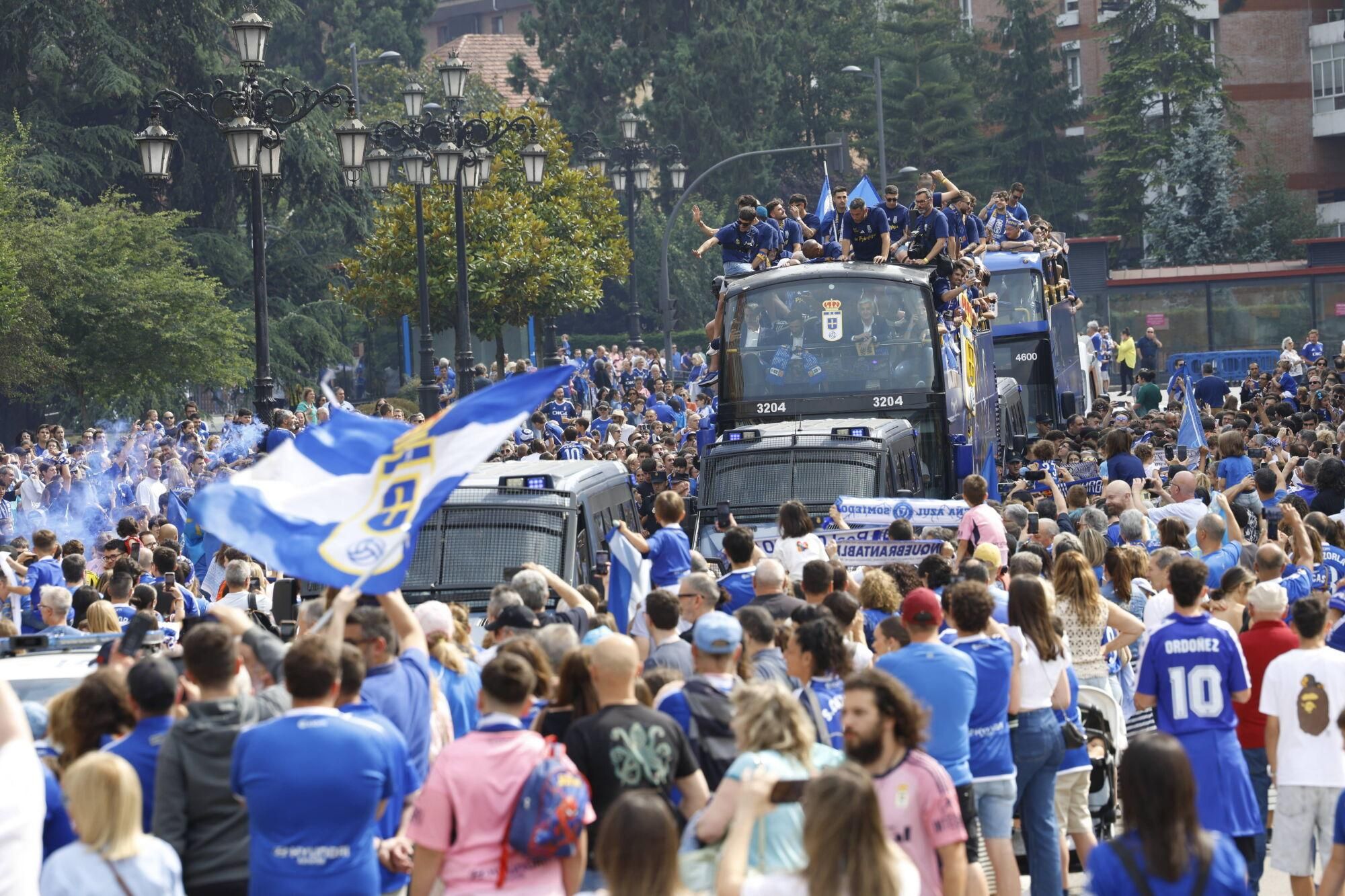 Locura azul en las calles de Oviedo para celebrar el ascenso del equipo a Primera División