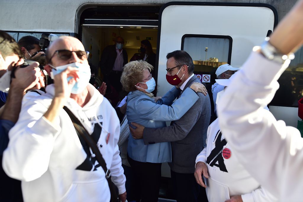 Los vecinos de las vías, celebran su primer viaje en el nuevo tren soterrado