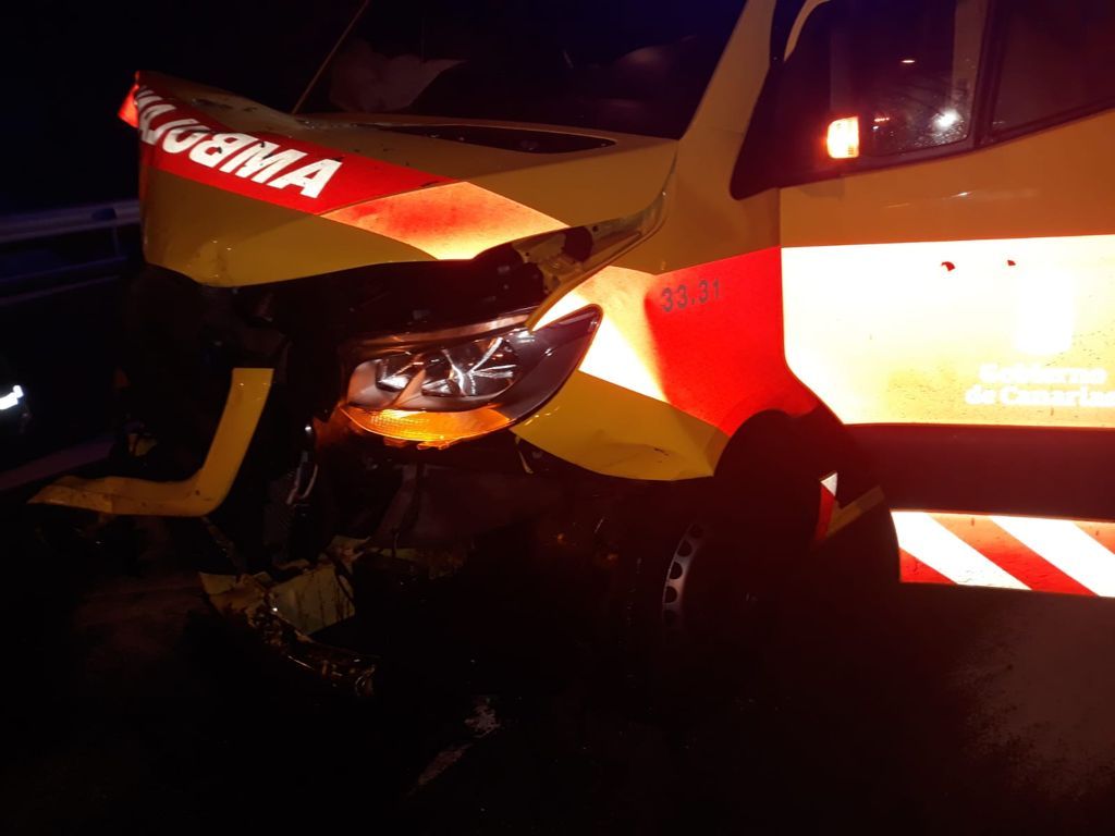 Accidente entre una ambulancia y dos coches en Las Palmas de Gran Canaria