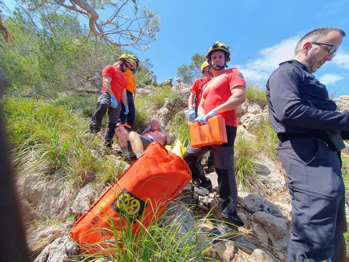 Rescatan a un excursionista alemán de 71 años tras sufrir una caída y ...