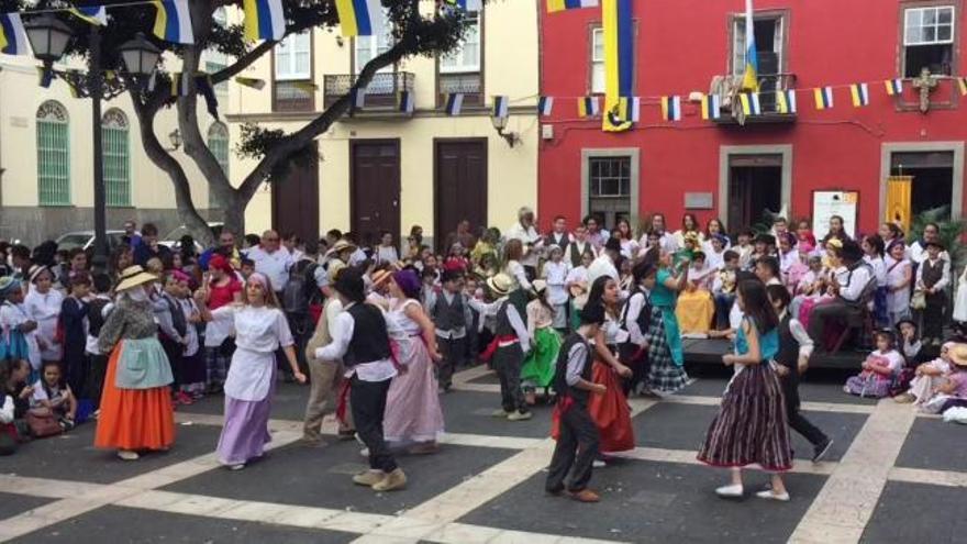 Un millar de niños de 11 colegios celebran el Día de Canarias