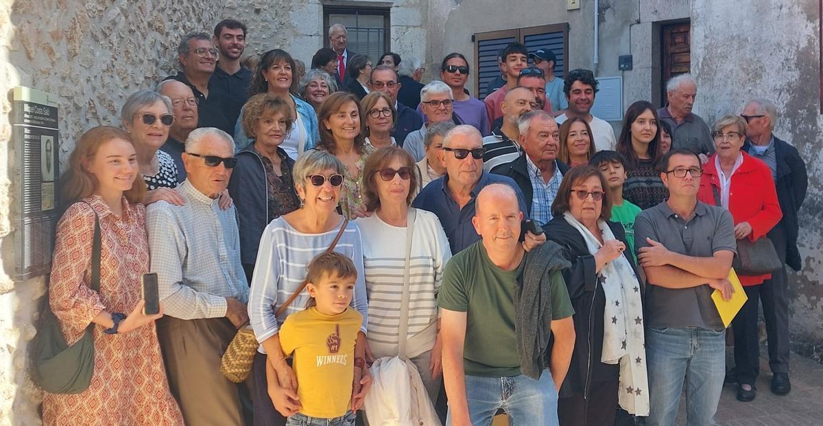 Alguns dels assistents a l'acte de descoberta de la placa.