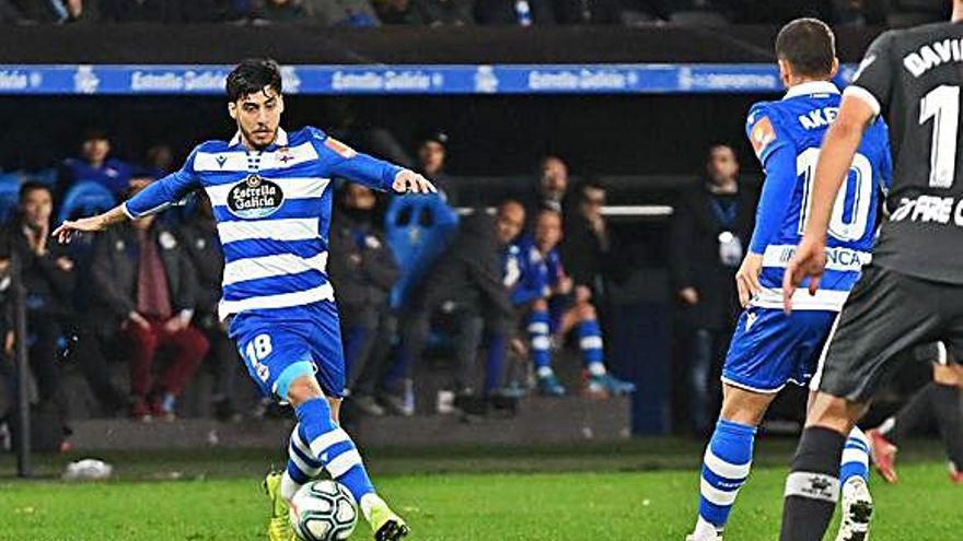 Beto da Silva, con el balón en el partido contra el Alcorcón en Riazor.