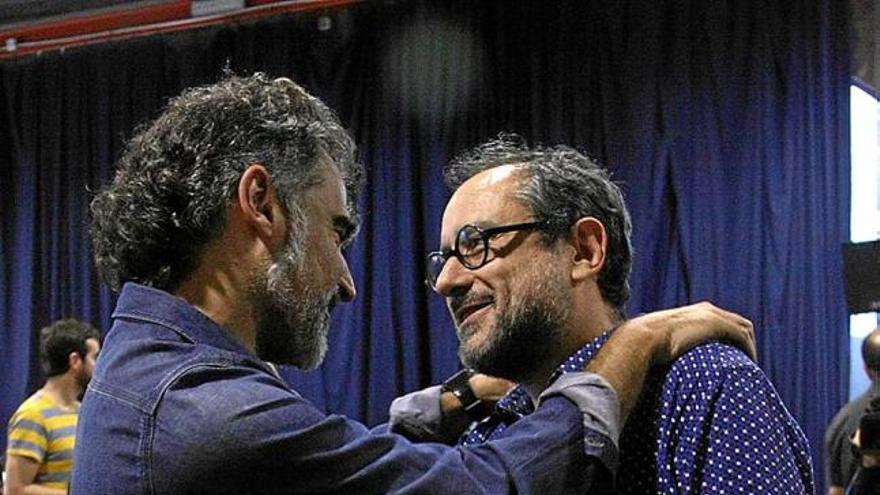 El president d&#039;Òmnium, Jordi Cuixart, i Antonio Baños ahir a l&#039;assemblea