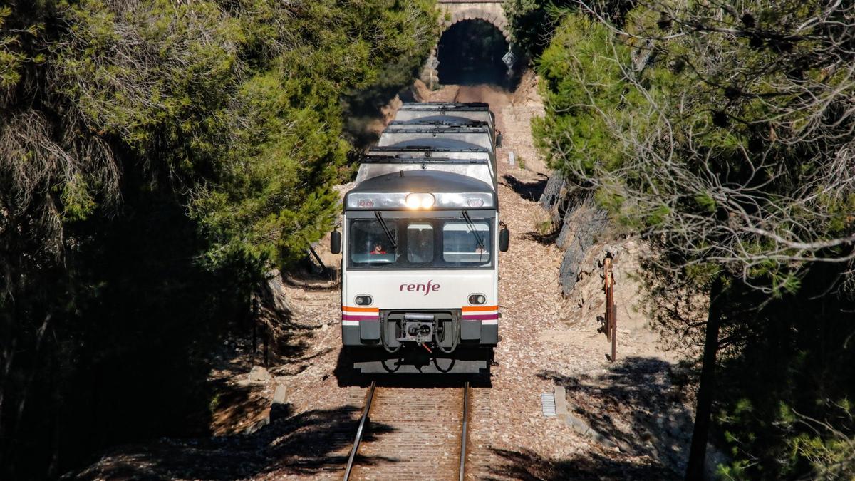 Un tren en dirección a Alcoy saliendo de un túnel en el término municipal de Cocentaina.