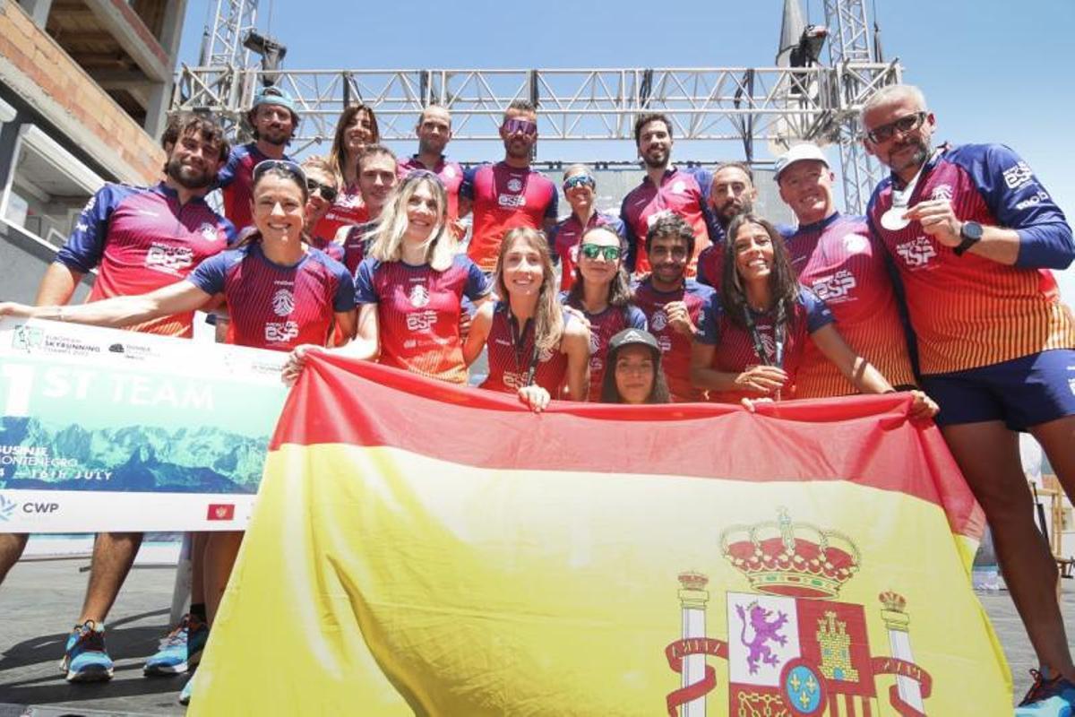 El equipo español, con Forcades abajo, celebra su triunfo en el Europeo celebrado en Gusinje. | DM