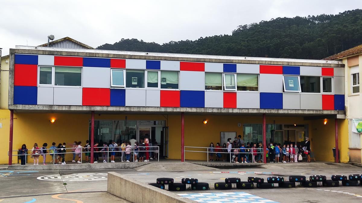 Entrada de los alumnos en A Pedra.