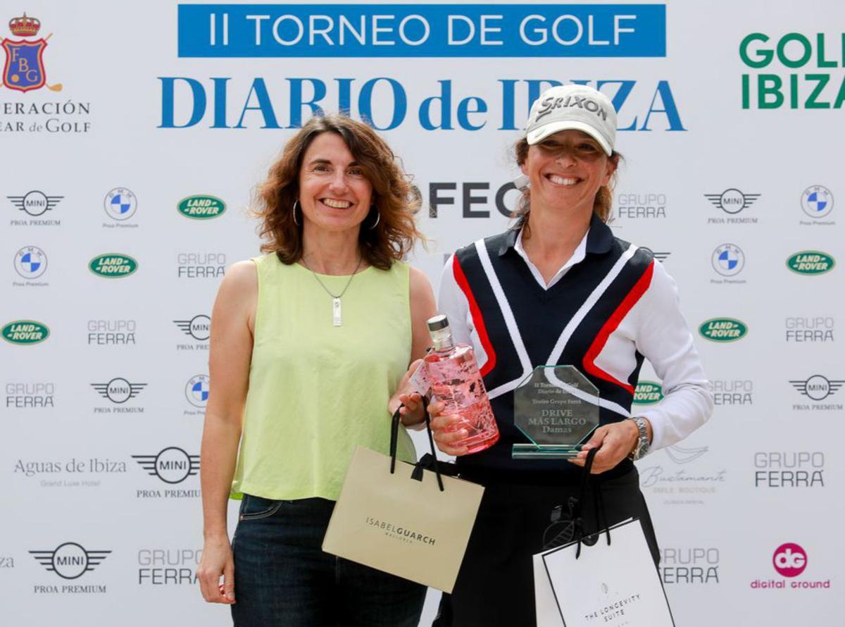 Cristina Martín entrega el trofeo a Mercedes Bonet. | T. ESCOBAR