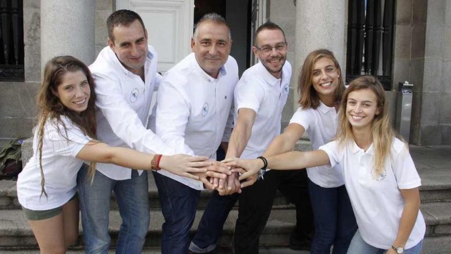 Integrantes del Club Ximnasia Vila de Marín, ayer, a las puertas del consistorio. // Santos Álvarez