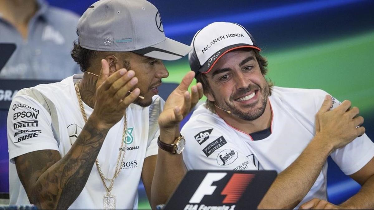 Lewis Hamilton y Fernando Alonso bromean hoy en Spa.