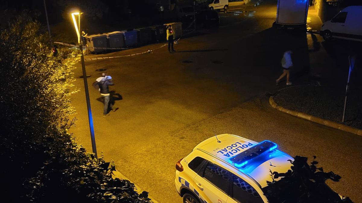 Agentes de la Policía Local junto a los contenedores de Porto Cristo donde fue arrojado el bebé.