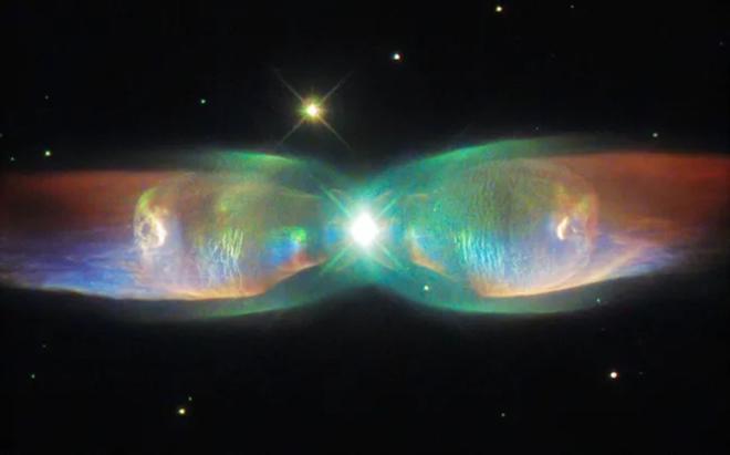 Una imagen del Telescopio Espacial Hubble de la Nebulosa de los Jets Gemelos, una nebulosa planetaria creada por un par de estrellas binarias: un grupo de investigadores sostiene que la influencia de la materia oscura puede alterar el comportamiento de este tipo de estrellas.