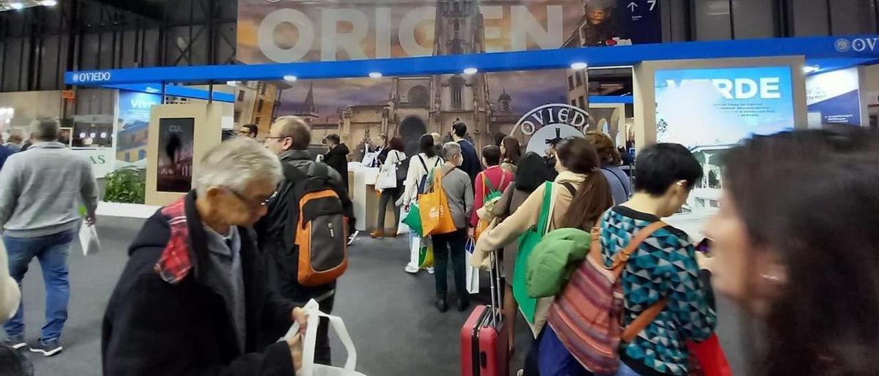 Una cola de visitantes esperando para entrar en el stand de Oviedo en Fitur.