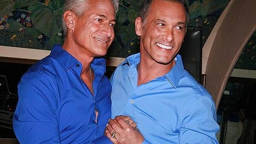 El exsaltador olímpico Greg Louganis se casa con su novio