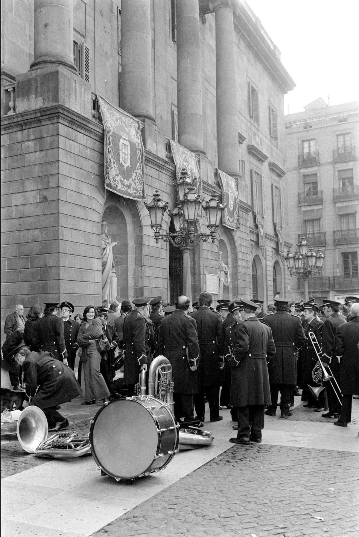Los músicos de la banda municipal, en huelga de instrumentos caídos en la plaza de Sant Jaume.